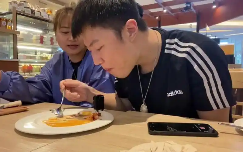 泰国老婆带阿祖试吃甜品,草莓沙冰,泰式奶茶冰淇淋球,都好好吃