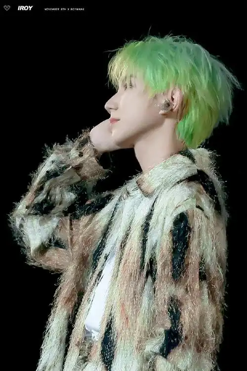 内娱明星神仙发色#王源绿发宛如坠落人间的精灵!