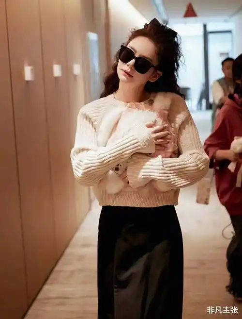 戚薇白色毛衣 半身裙随拍太好看,羊毛卷大长腿a爆了!_时尚_黑色_少女