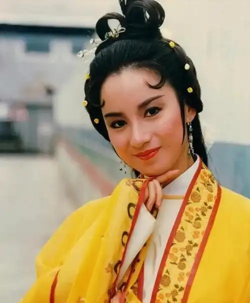 谢宁:不亚于曾华倩,蓝洁瑛的美人,饰演黄衫女当真小龙女后人