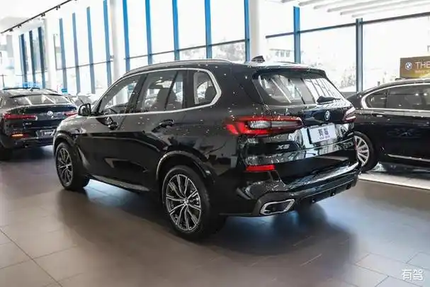 宝马x5是一款运动型多功能车型,它兼顾了家庭轿车和越野车的优点,为
