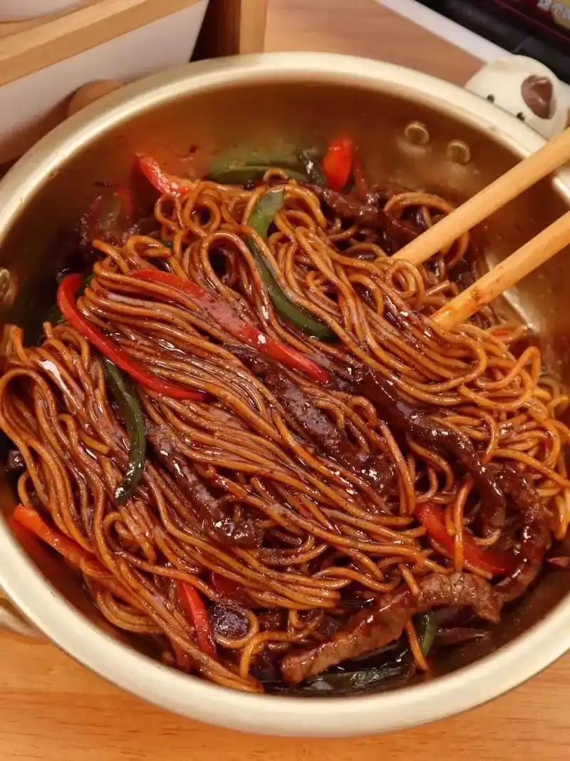 今天教给大家做一个好吃的牛肉炒面,有喜欢吃的可以做一下,好吃 - 抖