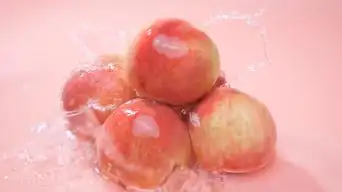 粉色桃子实拍慢动作视频素材