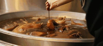 香料味道紧锁在皮肉的脂肪层之间~~ 摒弃一贯老卤水做法,改用日日新调