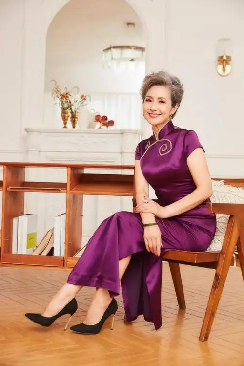 现在优雅的曹美丽婚姻,总是团里姐姐们的热聊话题.