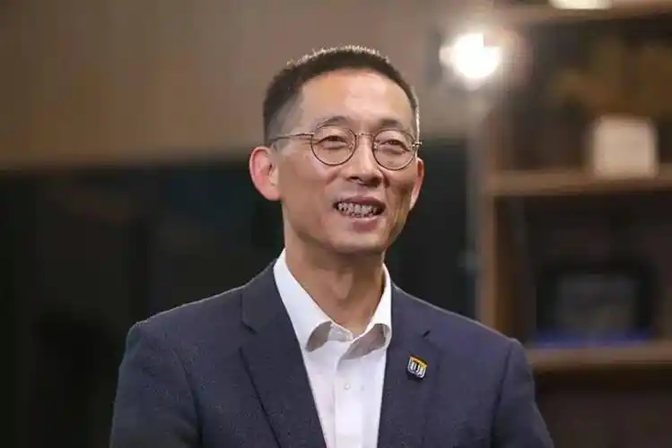 作者简介:施一公,1967年出生于河南郑州,生物学家,西湖大学首任校长