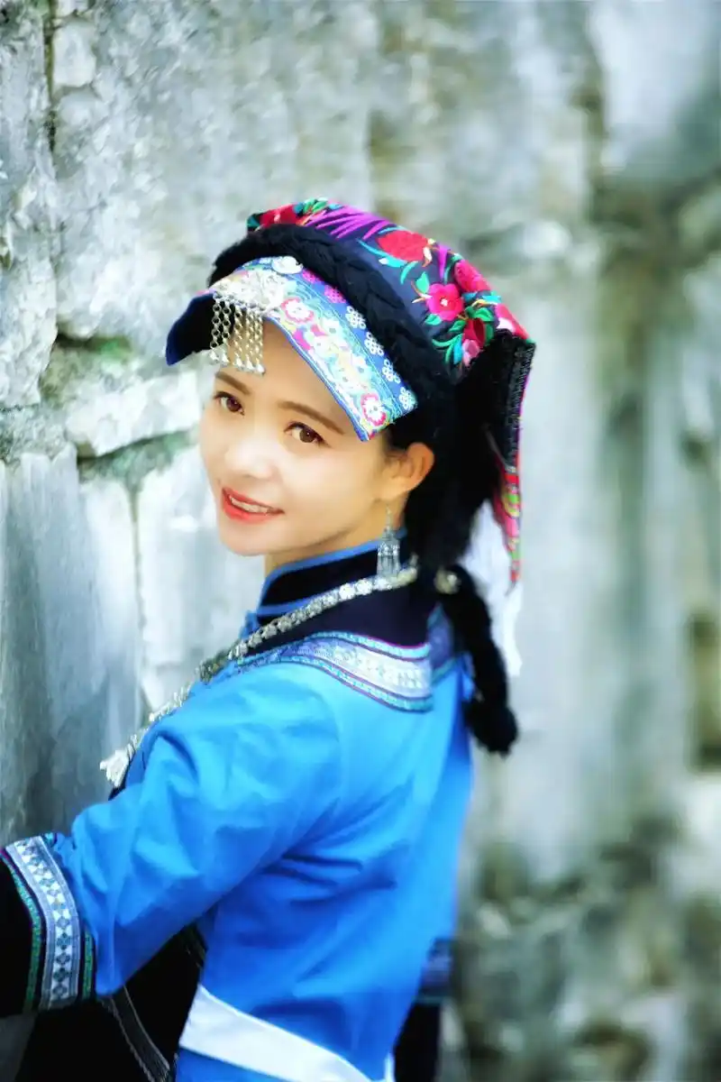 布依族姑娘 #少数民族服饰  找个布依族的女朋友 听她说" - 抖音