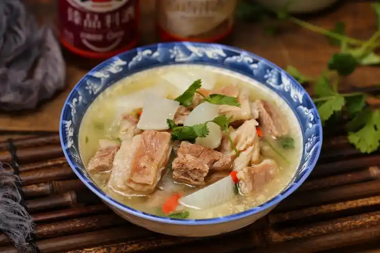 冬季食补首选羊肉,和白萝卜一起炖,香嫩营养无膻味,简单又好喝