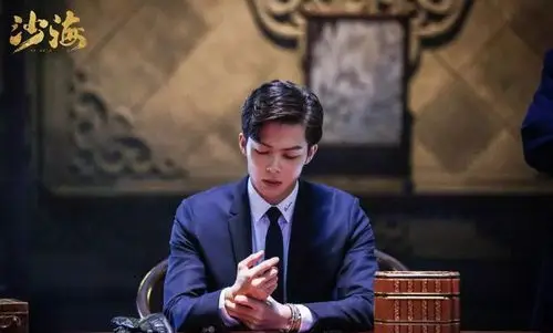 在《沙海》里玩得一手逆生长神技,张铭恩自带美颜特效演技