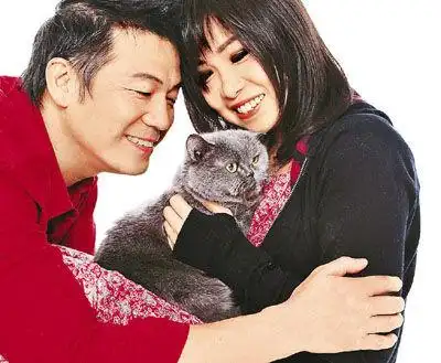 欧锦棠与太太万斯敏及爱猫拍家庭照