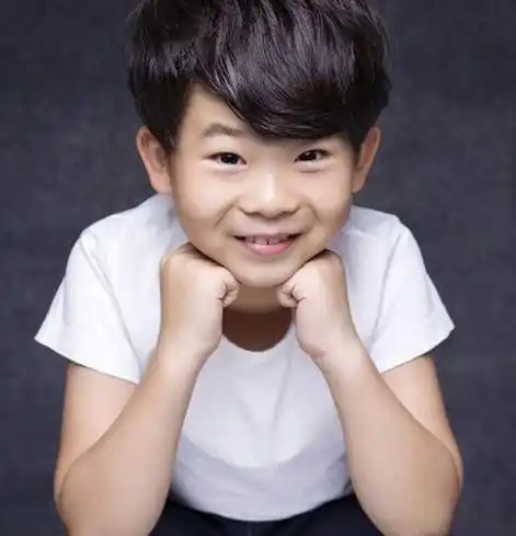 王亭文,在《因为遇见你》中饰演女主角张果果的养女乐童,小小