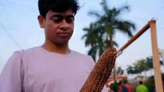 19岁的男孩在凡孟加拉街头卖烤玉米