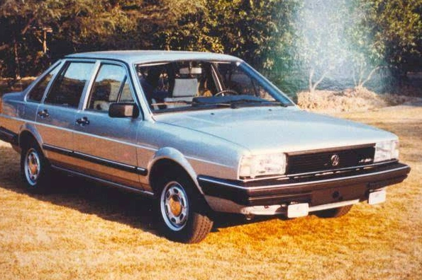 博物馆停着一台83年桑塔纳,车门开后路人感叹:国产车还是比不上