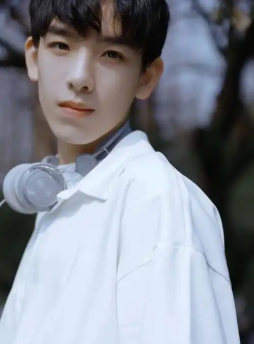 17岁就当上古偶剧男主,却因颜值被嘲_黄天崎_陈伟霆_古剑奇谭