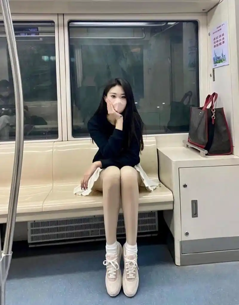 地铁里的短裙大长腿,果然长得好看穿啥都美