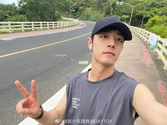 剪刀手自拍来喽