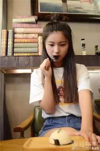 其中有一个视频背景在类似电台录音棚,网友猜测葛漂亮可能是播音类的