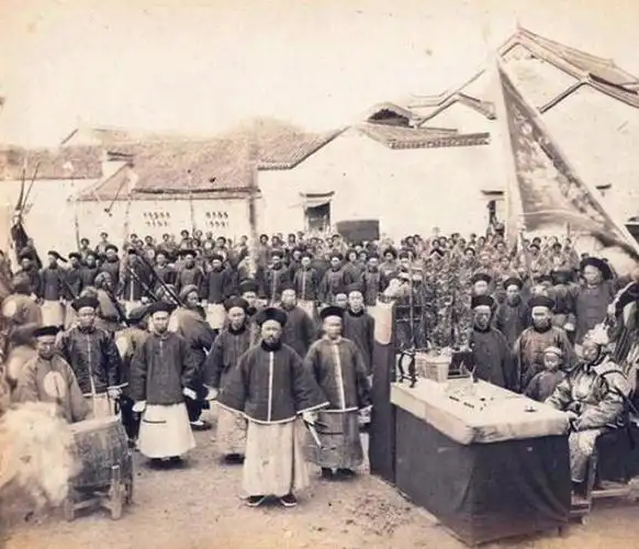 晚清老照片:漂亮的小脚贵妇,神情呆滞没有军威的士兵