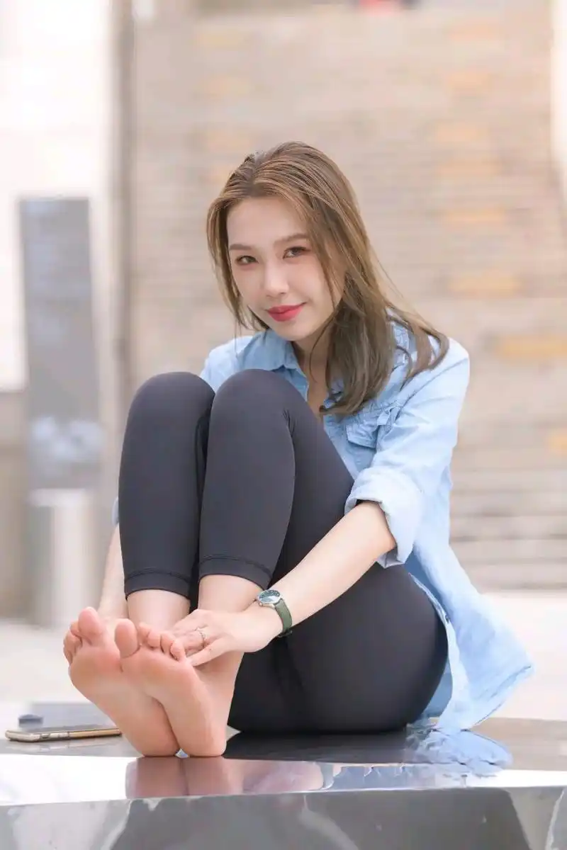 就是喜欢玩#性感小脚# #养眼美女