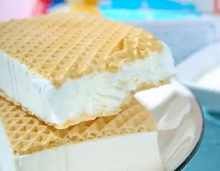 三,三明治雪糕小时候最喜欢和朋友们分着吃,很多人正是靠着七个小矮人