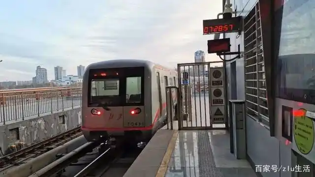 外观比不同 体验北京地铁八通线新车tq431