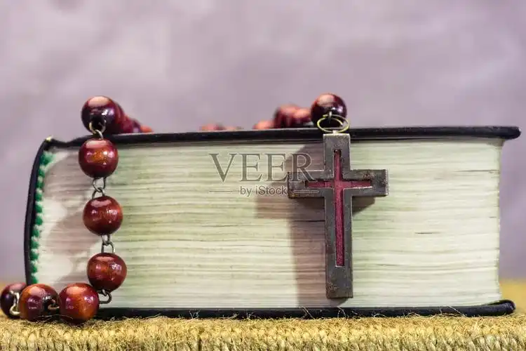 圣经和十字架珠放在金桌子上美丽的背景宗教的概念照片摄影图片