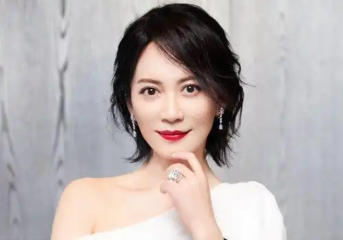 四十岁女人显年轻发型非短发莫属 中年女士时尚减龄短发设计全新上线