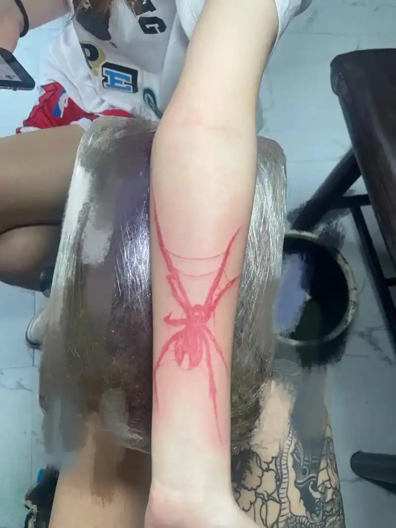 空针纹身.#空针纹身#蜘蛛纹身图案   空针纹身意为不沾色料 - 抖音