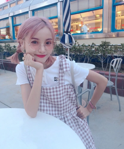 绑着短短的双马尾的林小宅,看起来少女感十足!