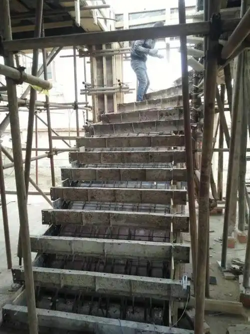 楼梯是否按图纸尺寸,检查配筋,钢筋的保护层,完成面标高.