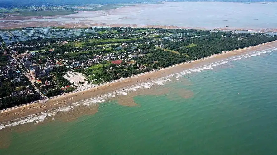 万尾金滩旅游攻略 万尾金滩位于广西东兴市万尾岛西南面临海,距市区12