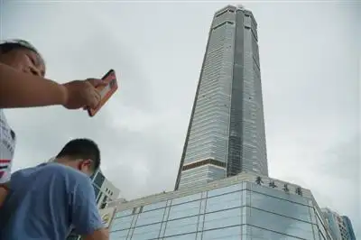 5月18日,位于深圳市福田区华强北的地标性建筑赛格大厦发生摇晃,在