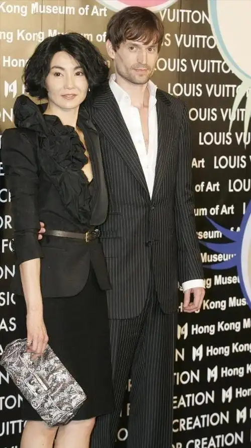 59岁张曼玉罕见露面全素颜被路人抓拍憔悴不堪瘦得撑不起衣服