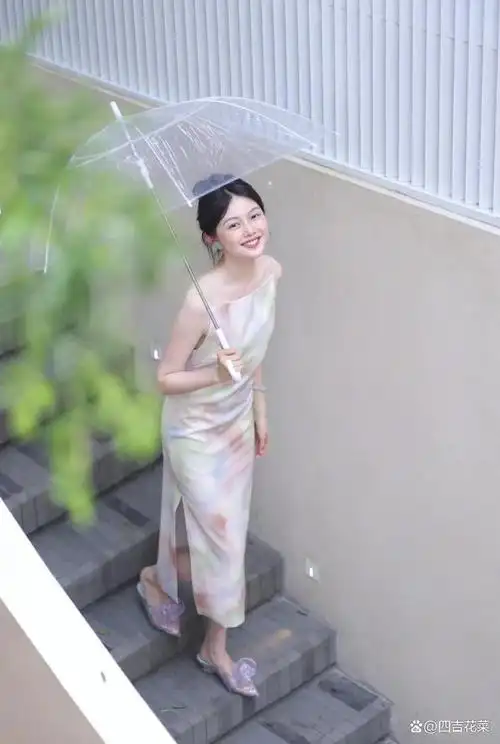 "网红名媛"晚晚的夏日穿搭日常,时时刻刻与艺术相伴