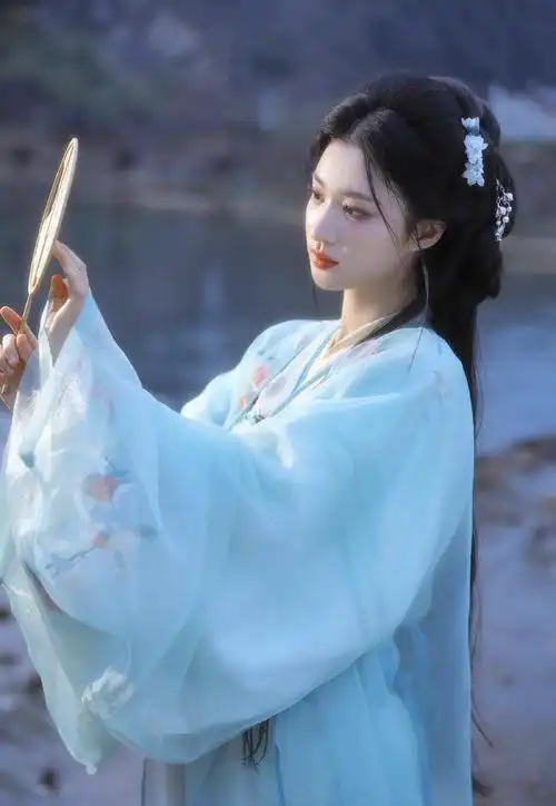 王楚然古装提灯古风美人惊艳时光与你共度佳节