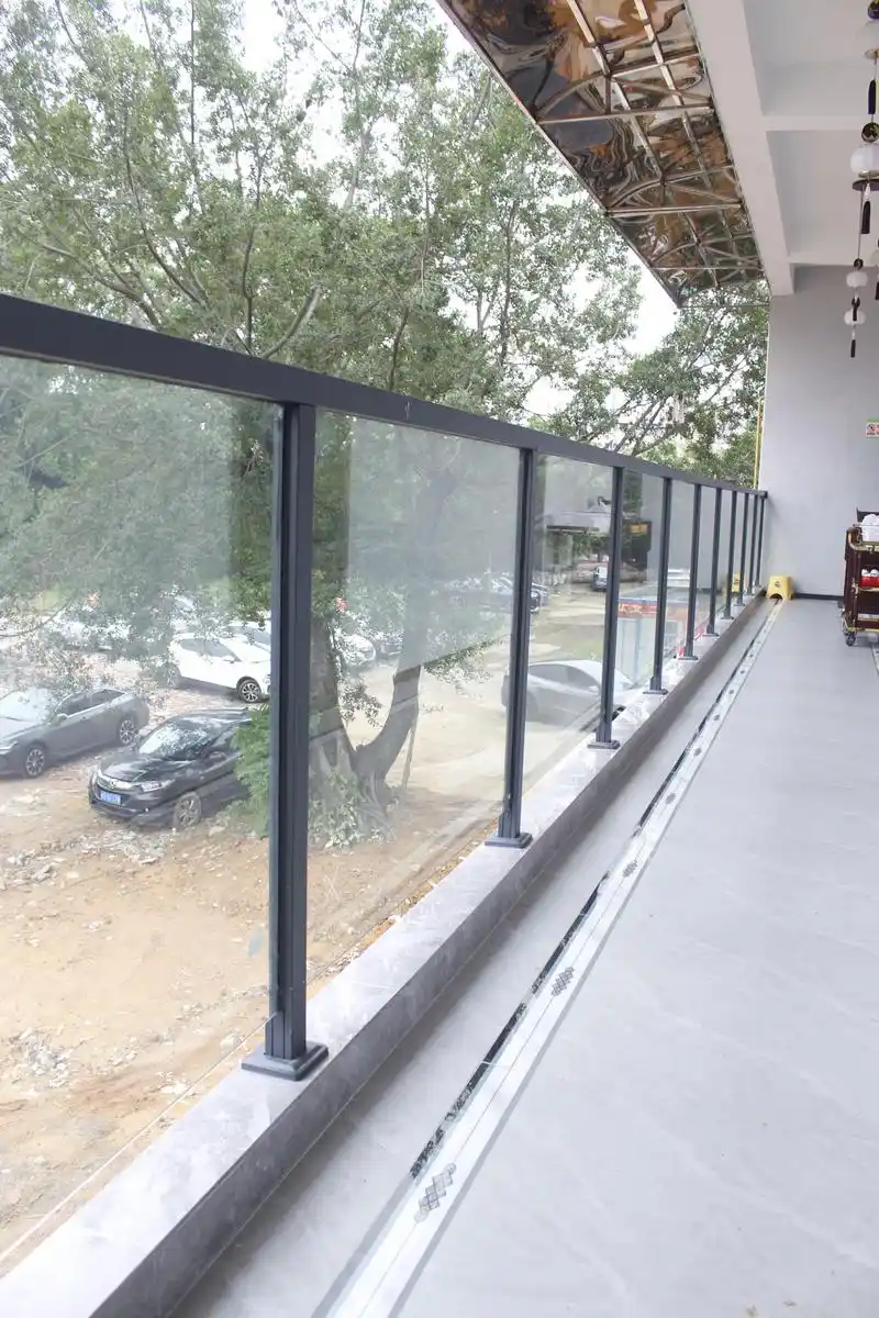 简约通透的阳台玻璃护栏.