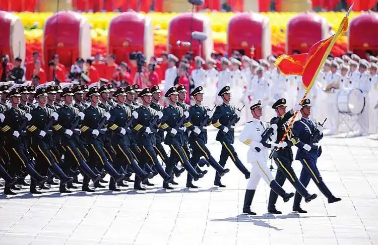 我舅舅退伍好几年了因为阅兵被召到北京参加升旗训练了