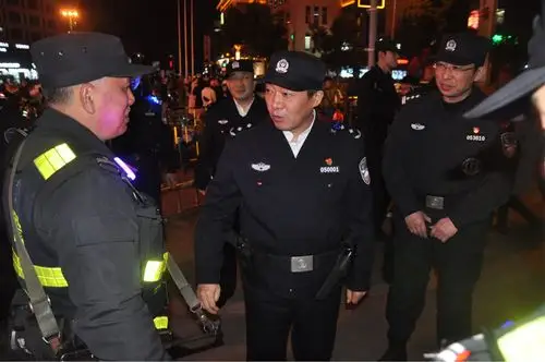 省厅党委委员,副厅长,副市长,公安局长常和平深入一线武装夜巡检查