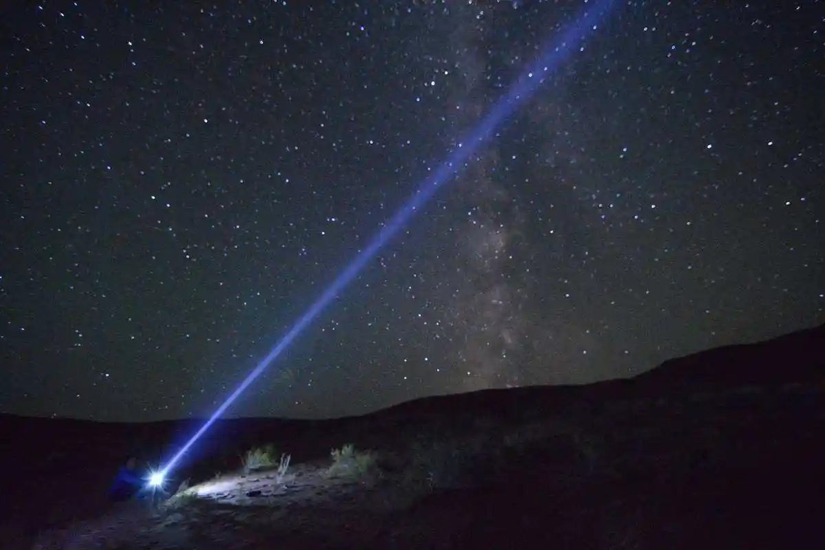 一束光击中真正的肉身