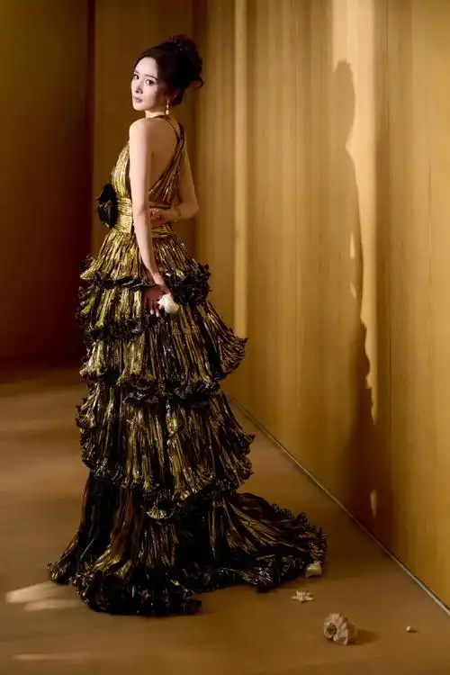 杨幂今年20套高定#杨幂最新一组品牌活动造型图,穿着alexandre