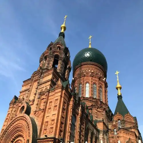 哈尔滨地标性建筑物—圣索菲亚教堂,在暖阳蓝天的映衬下,绿色的洋葱头