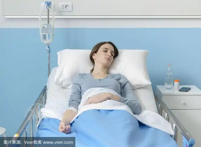 躺在病床上静脉输液的病人