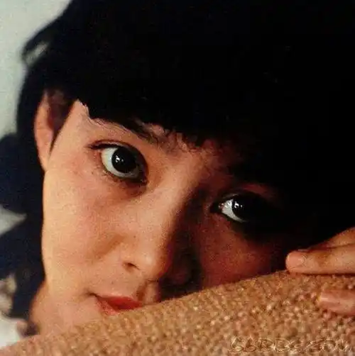 又与妓女,花花公子混迹一起,这些戏中有大量酗酒抽烟和狂舞的场面