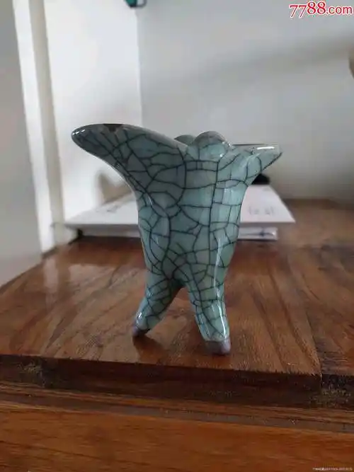 清哥窑三足爵杯