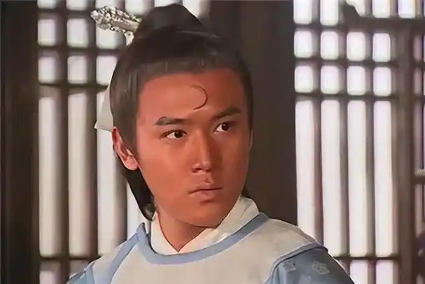 年轻时,陆毅也曾是一枚眉清目秀的古装小生.