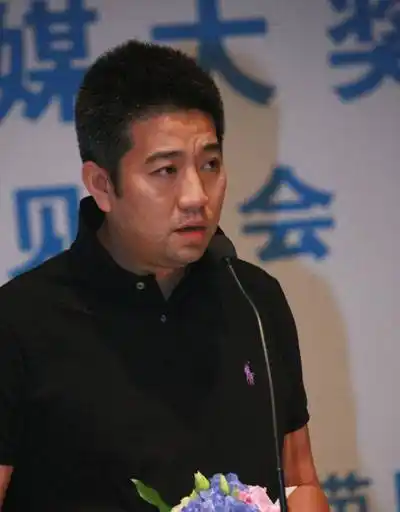 并不是因为两人感情出问题了而分手,都是迫不得已;第一任男友叫做居鹏