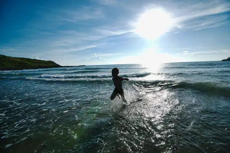 玩水的少年 澎湖 海边