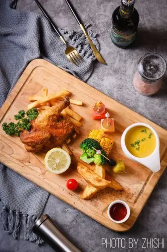 所谓肥宅的快乐 就是炸鸡配薯条 撒上孜然 齐活了