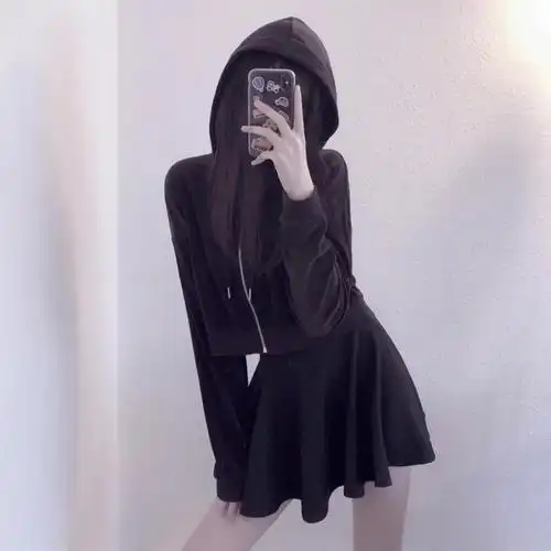 拿手机女头,自拍挡脸:与人间寥寥月色,长眠一场