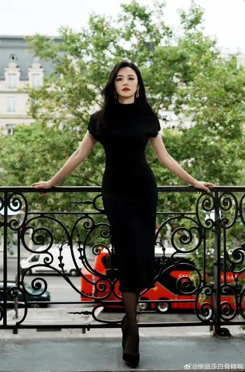 姚晨看秀氛围感#姚晨出席法国时尚活动,黑色系长裙搭配上烟熏妆,又酷